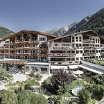 – Alpine . Luxury . Life Hotel Sölden