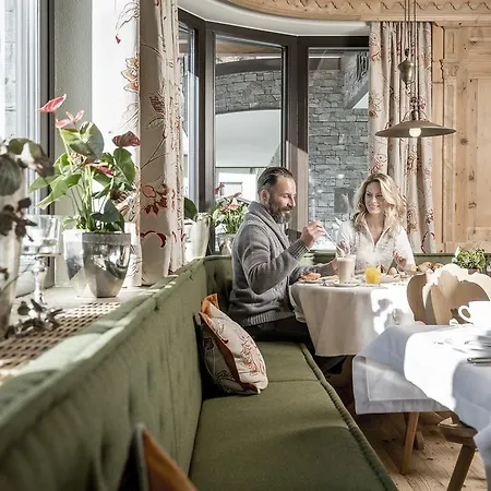 - Alpine . Luxury . Life Hotel