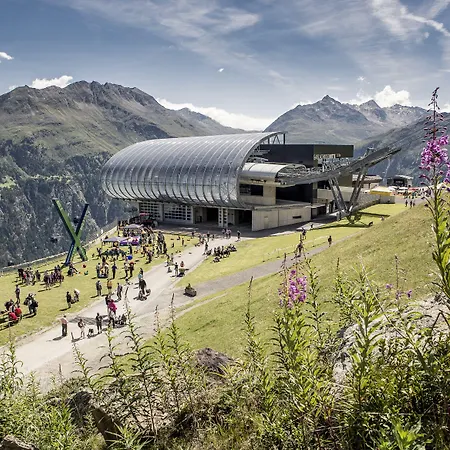 – Alpine . Luxury . Life 5*