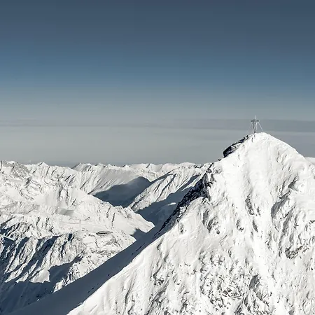 – Alpine . Luxury . Life Sölden