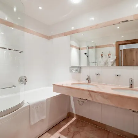 Отель - Alpine . Luxury . Life